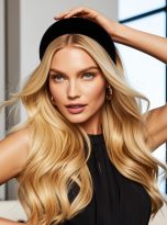 bella donna bionda con capelli bellissimi indossa cerchietto per capelli nero bombato in velluto in ambiente fashion fashion